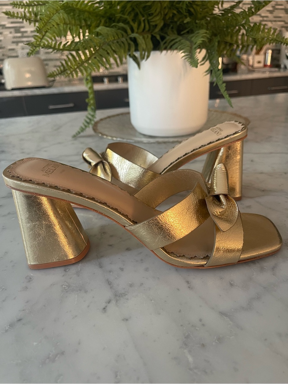 ANTONIO MELANI Gold Knot-Accent Block Heel Sandals Size 9,5 Exellent Condition